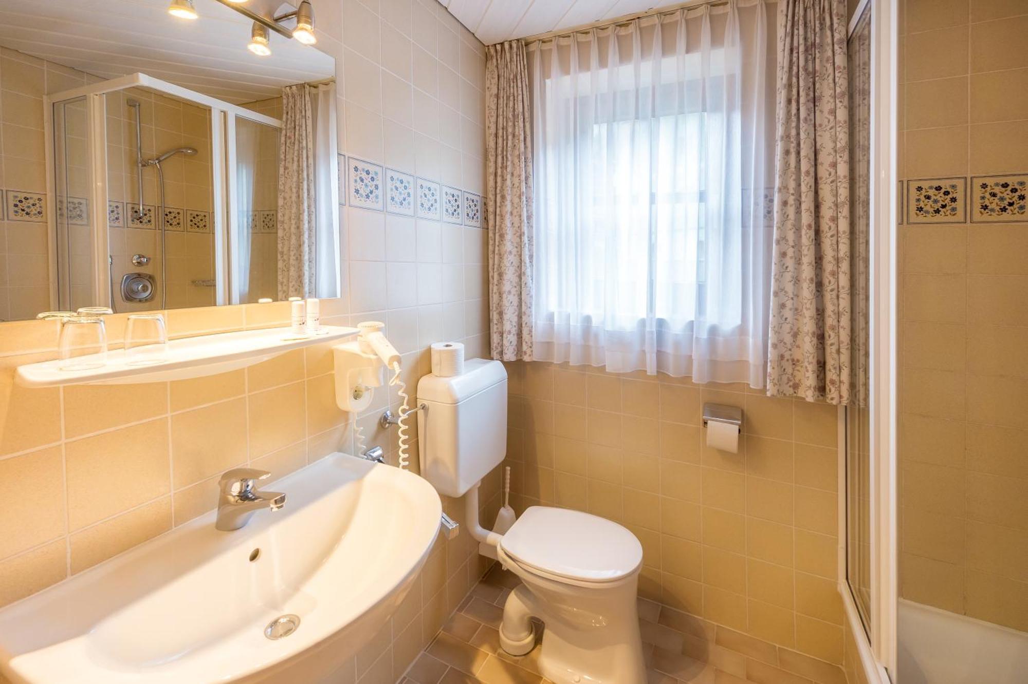 Landhotel Almroesl Im Grossarltal Huttschlag Room photo